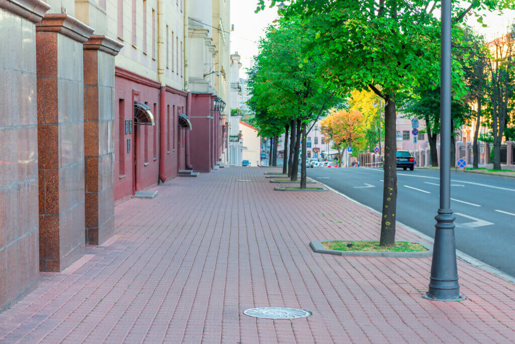 Begrünung zwiscchen Fußgängerweg und Straße in Form von Bäumen