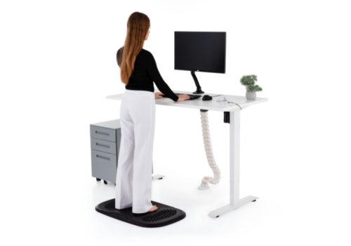 Höhenverstellbare Schreibtische können entlasten und die Haltung fördern
