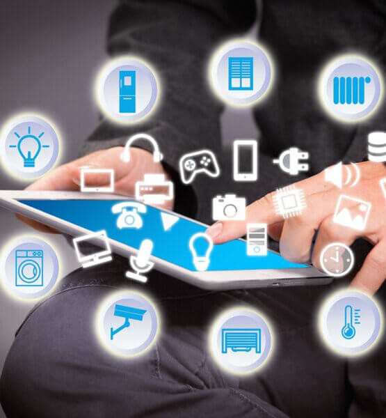 Eine Person bedient auf einem Tablet sein Smart Home. die möglichen Anwendungen werden als Icons, die aus dem Tablet hervorgehen dargestellt.