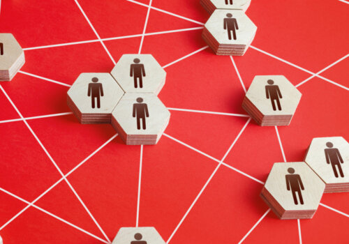 Personen und Gruppen als Plättchen dargestellt, die mit Linien verbunden sind. Es soll eine dezentrale Hierarchie darstellen.