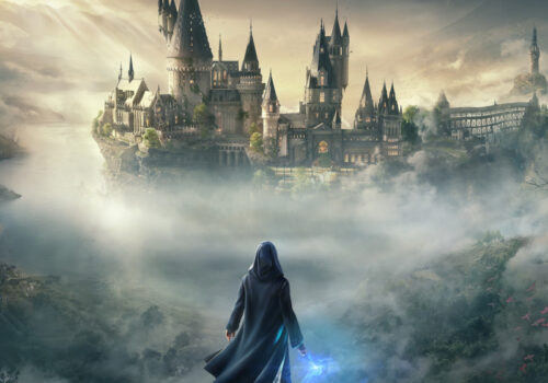 Boxart von Hogwarts Legacy, dass den Hauptcharakter mit blau leuchtendem Zauberstab auf einem Fels zeigt. Dahinter ragt die Zauberschule Hogwarts aus dem Nebel auf.