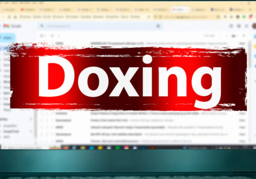 Ein aufgeklappter Laptop mit geöffnetem E-Mail-Programm. Davor ist das Wort "Doxing" mit warnend rotem Hintergrund.