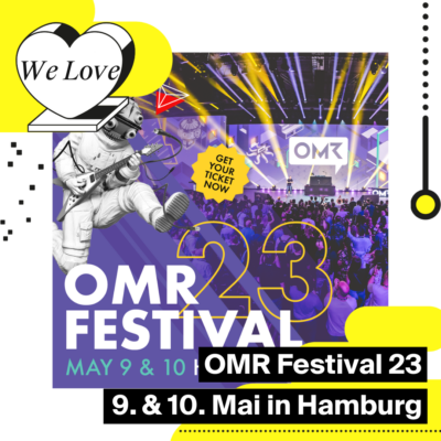 Ein Werbebanner fürs OMR Festival 2023 vom 9. bis 10 Mai das viele Menschen vor einer Bühne zeigt. Drumrum das "We love"-Design der Netzpiloten.