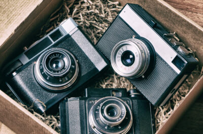 alte Kameras in einem Kasten als Symbolbild für Bilddatenbanken