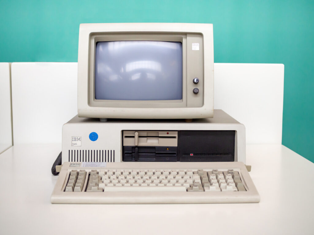 Ein IBM Personal Computer XT, ein sehr alter Computer inklusive Monitor.