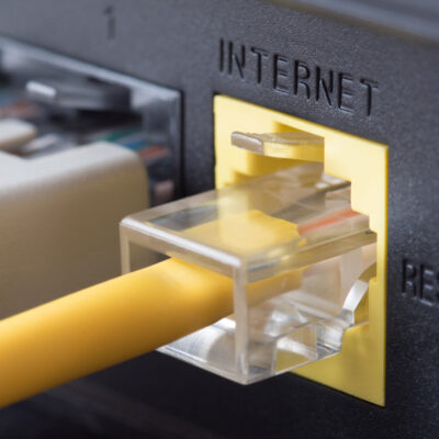 Ein Anschlusskabel für das Internet steckt am PC in der dazu passenden und beschrifteten Buchse.