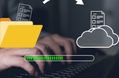 Datentransfer dargestellt von einem Ordner- und einem Cloudsymbol, einem Pfeil zwischen den beiden und einem Ladebalken. Im Hintergrund sieht man Hände auf einer Tastatur.