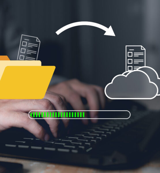 Datentransfer dargestellt von einem Ordner- und einem Cloudsymbol, einem Pfeil zwischen den beiden und einem Ladebalken. Im Hintergrund sieht man Hände auf einer Tastatur.