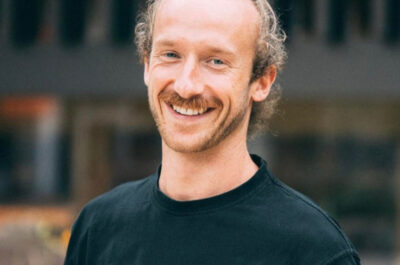 heyroom-Gründer Johannes Bader lächelt freundlich in die Kamera
