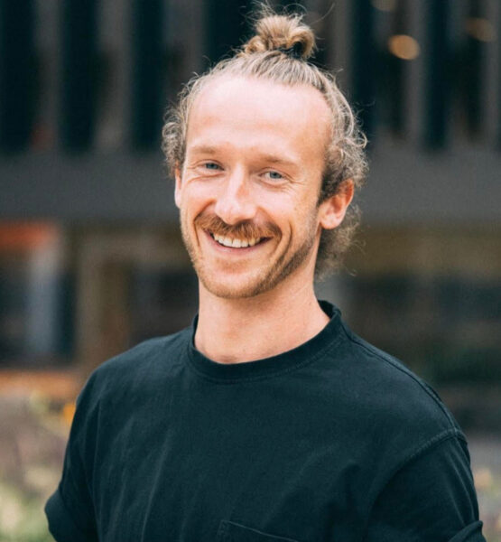 heyroom-Gründer Johannes Bader lächelt freundlich in die Kamera