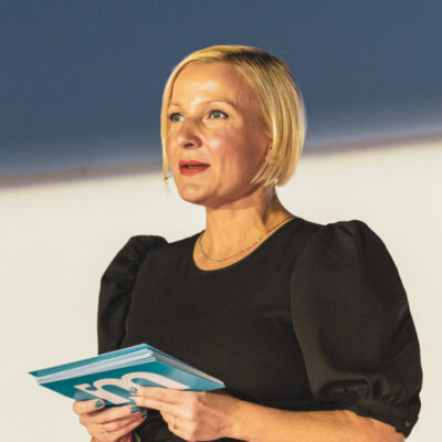 Jeannine Koch von medianet berlinbrandenburg mit Moderationskarten in der Hand.