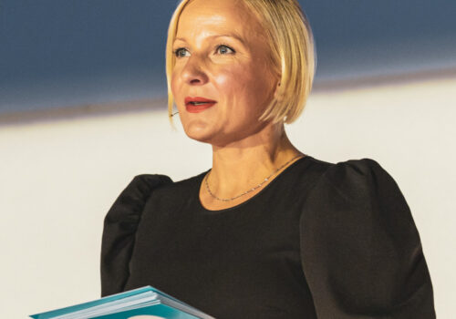 Jeannine Koch von medianet berlinbrandenburg mit Moderationskarten in der Hand.