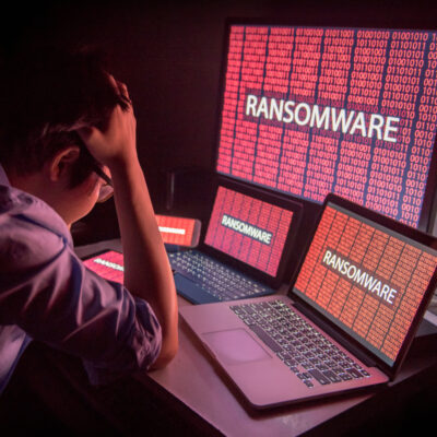 Junger Mann verwirrt durch Ransomware-Angriff auf verschiedenen Displays