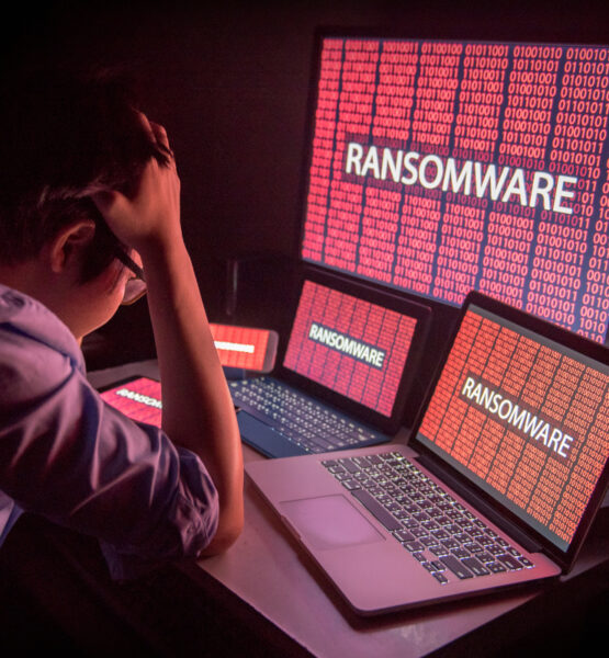 Junger Mann verwirrt durch Ransomware-Angriff auf verschiedenen Displays