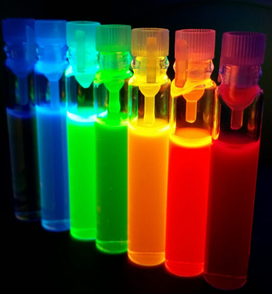 Mehrere leuchtende Flüssigkeiten verschiedenster Farben in Reagenzgläsern.