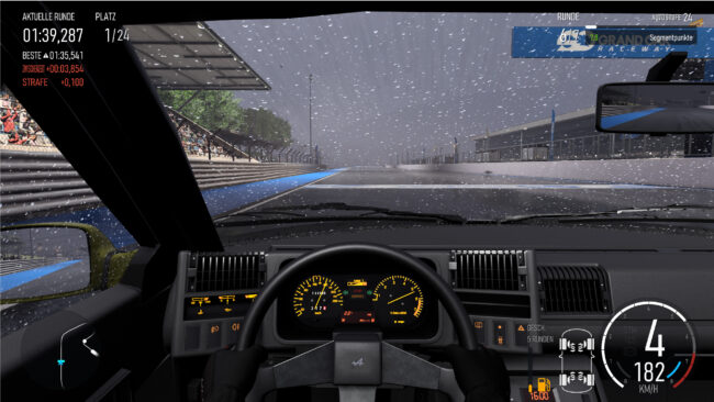 Forza Motorsport aus der Cockpit-Perspektive bei Regen. Oben rechts wird eine Bewertung des Sektorsegments von 7,8 Punkten eingeblendet.