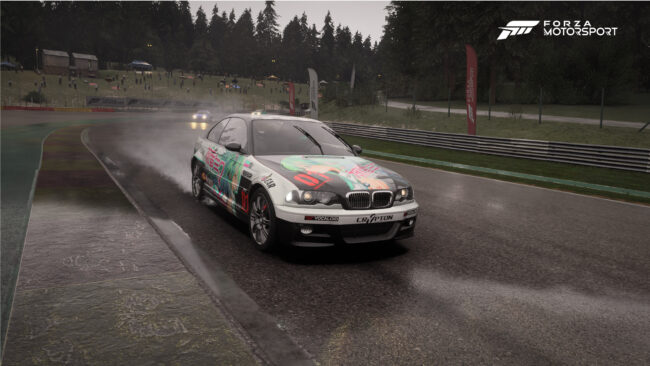 Ein Rennen in Forza Motorsport bei Regen auf der Strecke Spa-Francorchamps.