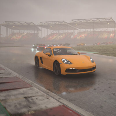 Ein orangenes Auto führt in einem Forza Motorsports-Rennen das Feld an. Es regnet und das Auto spiegelt sich auf der nassen Fahrbahn.