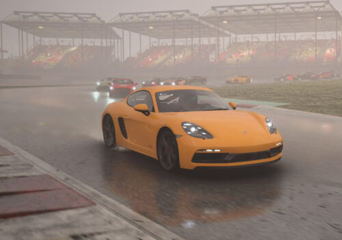 Ein orangenes Auto führt in einem Forza Motorsports-Rennen das Feld an. Es regnet und das Auto spiegelt sich auf der nassen Fahrbahn.