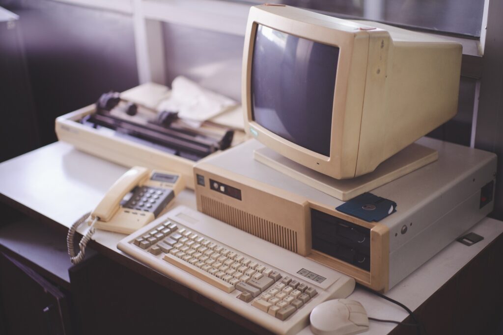 Ein alter Bürocomputer in klassischerm Eierschalen-Beige.