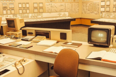 Alte Computerzentrale mit kleinen Röhrenmonitor in nostalgischem Sepia-Ton.