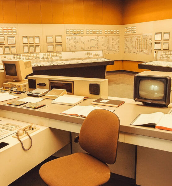 Alte Computerzentrale mit kleinen Röhrenmonitor in nostalgischem Sepia-Ton.