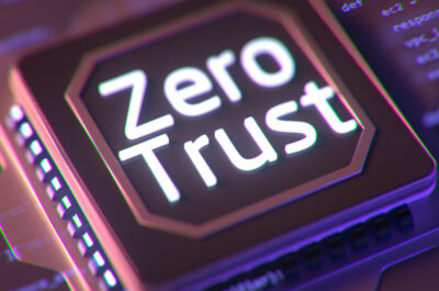 Ein leuchtender Zero Trust-Sicherheitschip auf einer Platine, umgeben von Codezeilen im Hintergrund, symbolisiert fortschrittliche Cybersicherheitstechnologien.