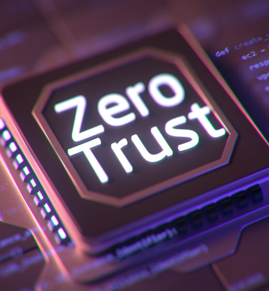Ein leuchtender Zero Trust-Sicherheitschip auf einer Platine, umgeben von Codezeilen im Hintergrund, symbolisiert fortschrittliche Cybersicherheitstechnologien.