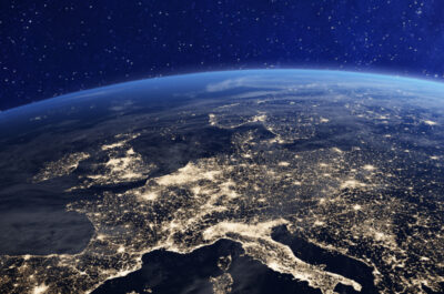 Blick auf Europa aus dem Weltall, beleuchtet von den Lichtern der Städte.