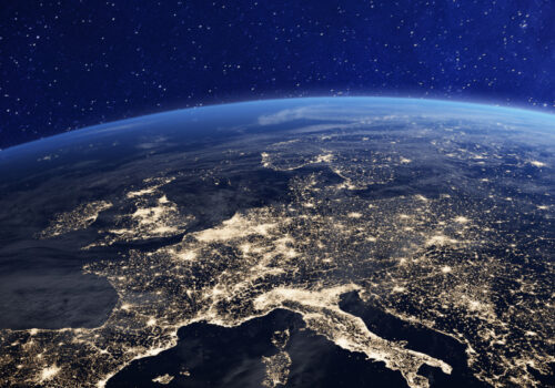 Blick auf Europa aus dem Weltall, beleuchtet von den Lichtern der Städte.