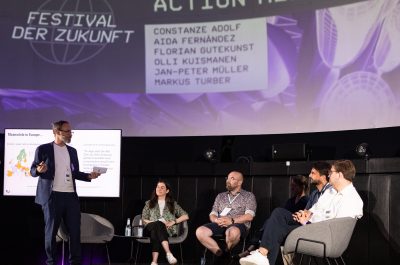 Diskussions-Panel auf einer Bühne des Festival der Zukunft.