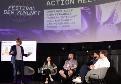 Diskussions-Panel auf einer Bühne des Festival der Zukunft.