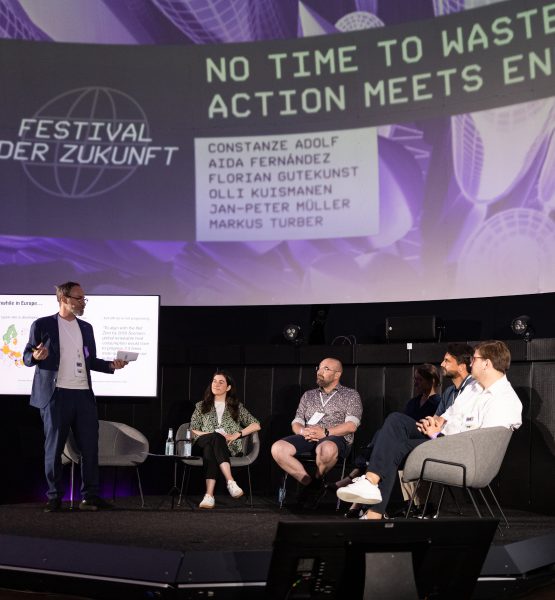 Diskussions-Panel auf einer Bühne des Festival der Zukunft.