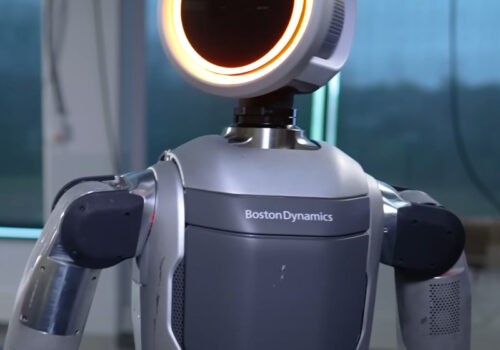 Der neue Atlas Roboter von Boston Dynamics schaut zur Seite. Die Front des Kopfes ist von einem leuchtenden Ring umfasst.