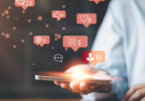 Social-Bots, überfluten Smartphone mit Likes, Follows und Messages - Titelbild.