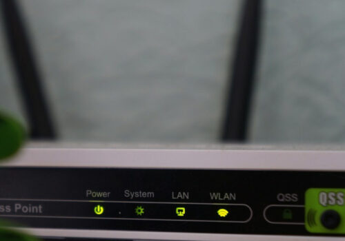 Router mit mehreren Kontrollleuchten für Power, System, LAN und WLAN.