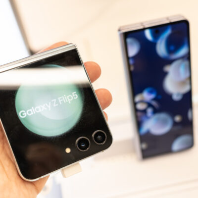 Samsung foldables im Store, einmal Z 5 Flip und das Z 5 Fold.