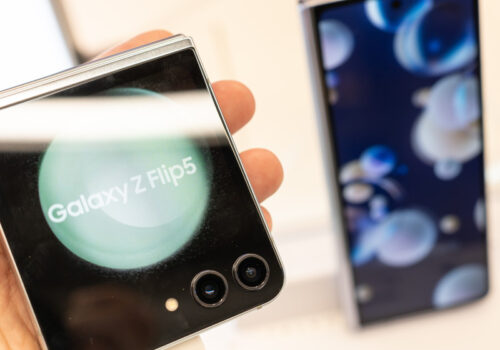 Samsung foldables im Store, einmal Z 5 Flip und das Z 5 Fold.