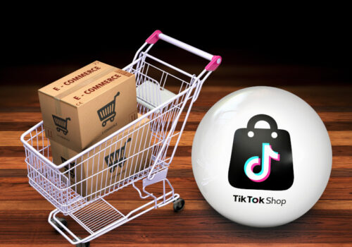 Bild vom TikTok-Shop Logo und einem Einkaufswagen mit Paketen gefüllt.