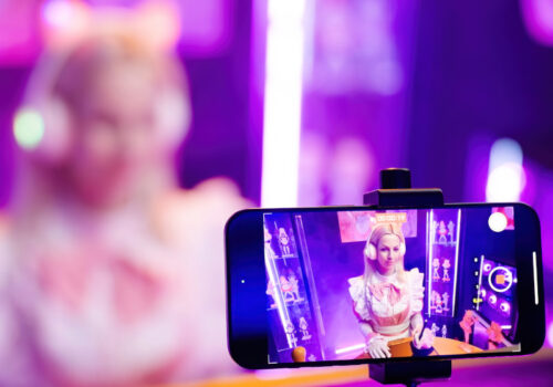 Pink Maid Cosplay Anime-Künstlerin streamt mit Smartphone einen kreativen Content für Streaming-Portale
