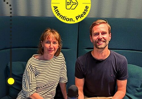 Podcast-Gästin Nina Klaß und Moderator Ralf Leister sitzen auf dem Podcast-Sofa im SPACE Hamburg.