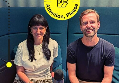 Podcast-Host Ralf Leister zusammen mit unserem Gast Sara Urbainczyk auf dem Podcast-Sofa.