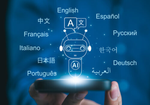 "Eine Person hält ein Smartphone in der Hand, aus dem ein holografischer Chatbot erscheint. Um den Chatbot herum sind die Namen verschiedener Sprachen, wie Englisch, Spanisch, Deutsch, Französisch, Russisch und andere, angezeigt.