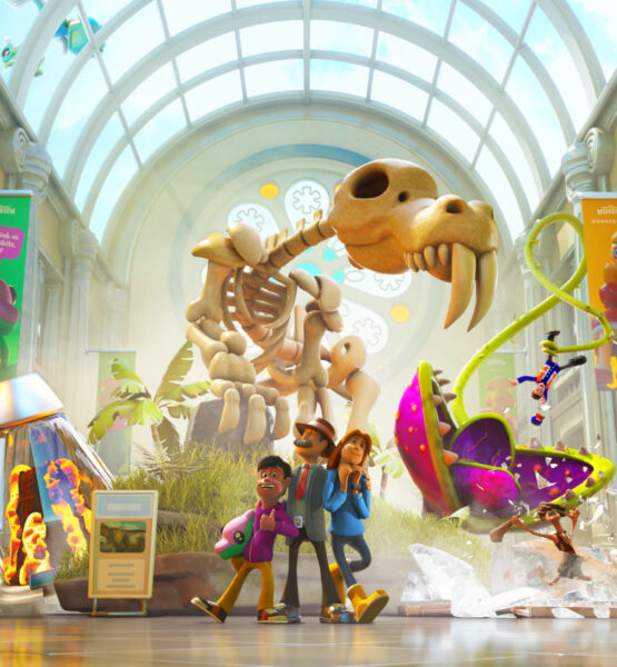 Coverart des Spiels Two Point Museum, dass eine Familie vor einem sehr lebendig wirkenden Dinosaurier-Skelett stehend zeigt. im Hintergrund wird ein Mitarbeiter von einer fleischfressenden Pflanze verschluckt.