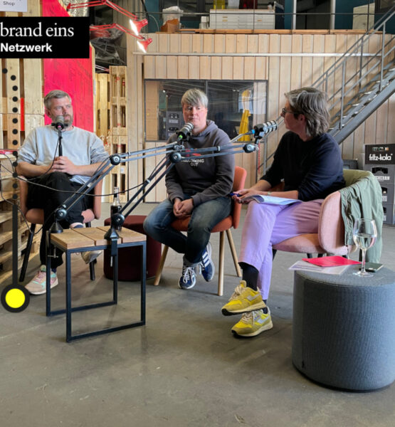 Podcast-Gäste Stefan Mosebach und Vanessa Lamm zusammen mit Moderatorin Tina Kulow.