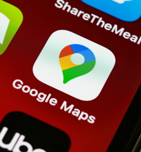 Auf einem Handybildschirm sind verschiedene Apss zu sehen, der Fokus liegt dabei auf der Google Maps-App.