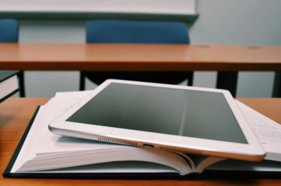 Tablet auf Buch in Klassenzimmer