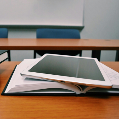 Tablet auf Buch in Klassenzimmer