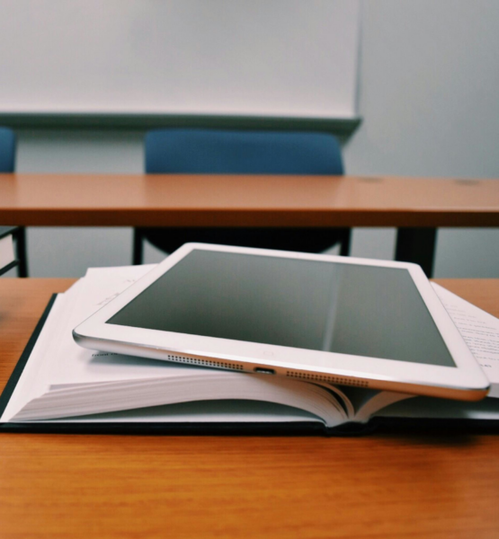 Tablet auf Buch in Klassenzimmer