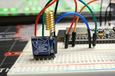 Ein selbstgebautes Elektronikprojekt in der Nahaufnahme. Im Hintergrund ist verschwommen eine beleuchtete Tastatur zu sehen.